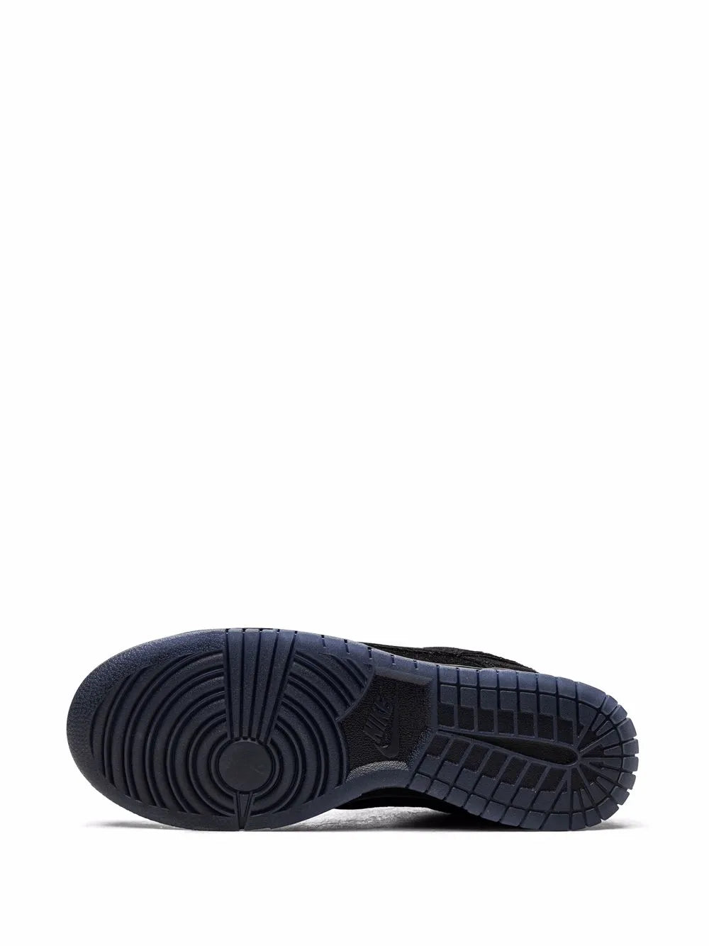 Sneaker "Undefeated x Dunk Low 'Dunk vs AF1"