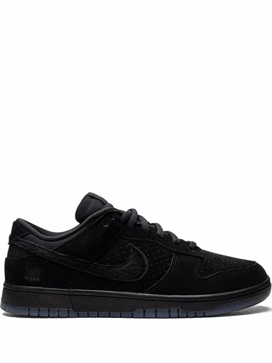 Sneaker "Undefeated x Dunk Low 'Dunk vs AF1"