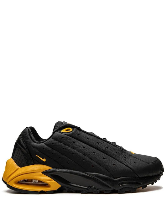 Sneaker "NOCTA x Hot Step Air Terra 'Black University Gold'"